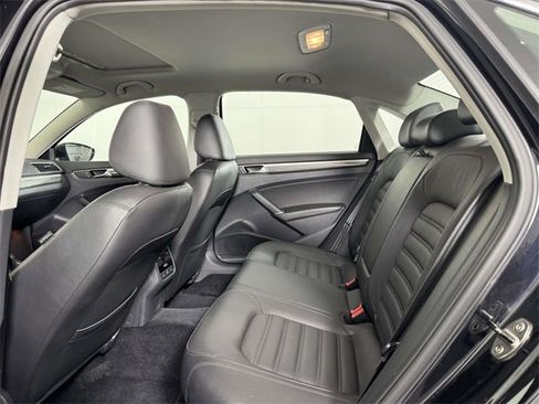 Used 2017 Volkswagen Passat 1.8T SEL Premium image 34