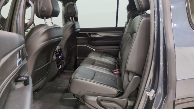 Used 2025 Jeep Wagoneer 4WD w/ Premium Group I image 13