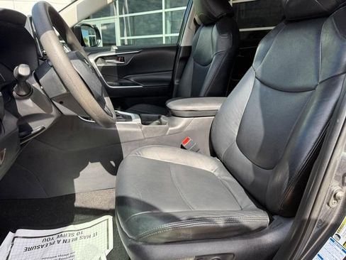 Used 2021 Toyota RAV4 XLE AWD/4WD image 16