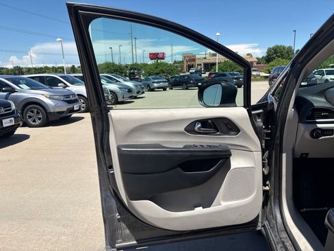 Used 2023 Chrysler Pacifica Touring-L AWD/4WD image 9