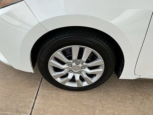 Used 2015 Toyota Corolla LE FWD image 9