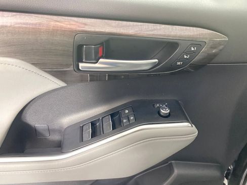 New 2026 Toyota Highlander Platinum image 12