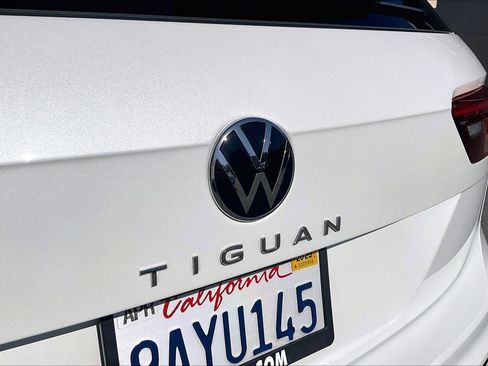 Certified 2022 Volkswagen Tiguan SE R-Line FWD image 31