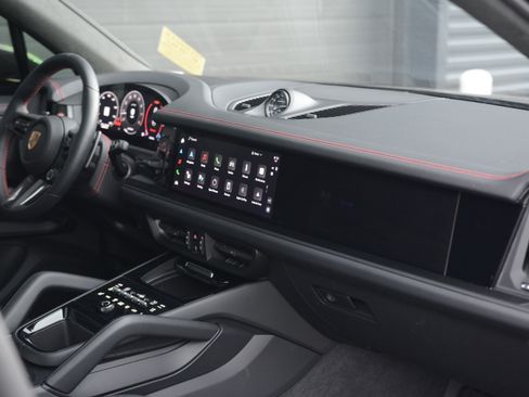 Used 2025 Porsche Cayenne GTS AWD/4WD image 28