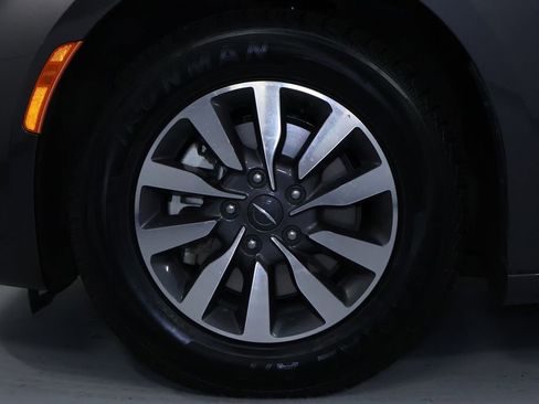 Used 2023 Chrysler Pacifica Touring-L image 36