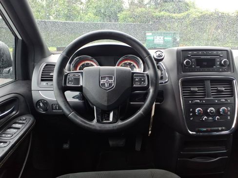 Used 2016 Dodge Grand Caravan SE FWD image 16