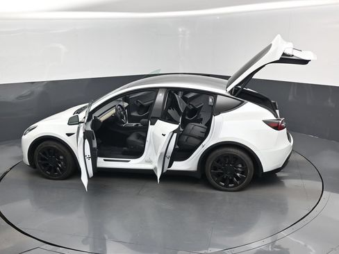 Used 2021 Tesla Model Y Long Range AWD/4WD image 17