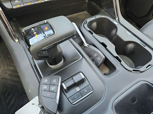 Used 2025 GMC Sierra 1500 AT4 w/ Technology Package AWD/4WD image 15