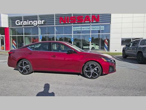 Used 2024 Nissan Altima 2.5 SR w/ SR Premium Package FWD image 36