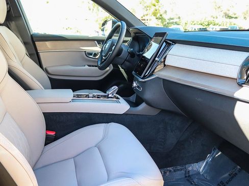 Used 2025 Volvo XC90 B5 Core AWD/4WD image 17
