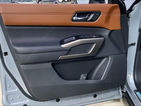 Used 2025 Nissan Pathfinder Platinum image 25