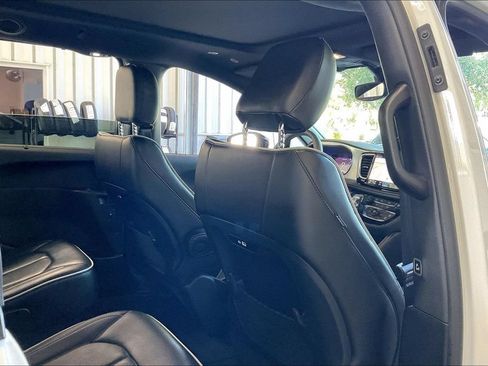 Used 2025 Chrysler Pacifica Limited FWD image 22