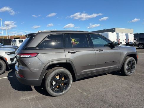 New 2025 Jeep Grand Cherokee 4WD image 3