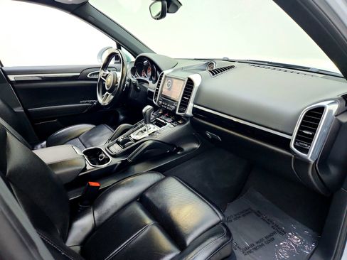 Used 2018 Porsche Cayenne S image 24