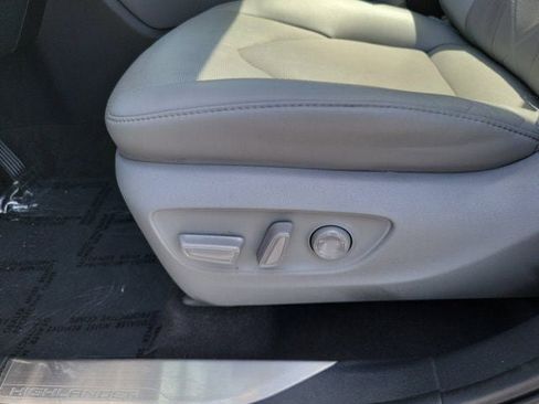 Used 2023 Toyota Highlander Platinum AWD/4WD image 13