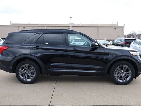 Used 2023 Ford Explorer XLT w/ Equipment Group 202A image 4