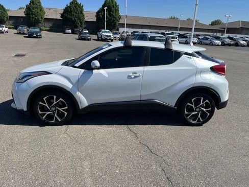 Used 2022 Toyota C-HR XLE FWD image 2