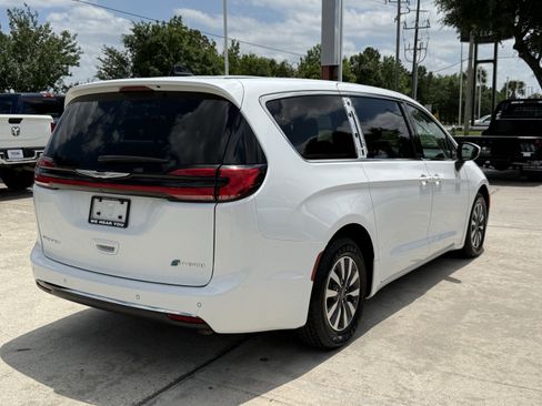 Used 2023 Chrysler Pacifica Touring-L FWD image 5