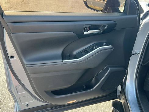 Certified 2024 Toyota Highlander XLE image 16