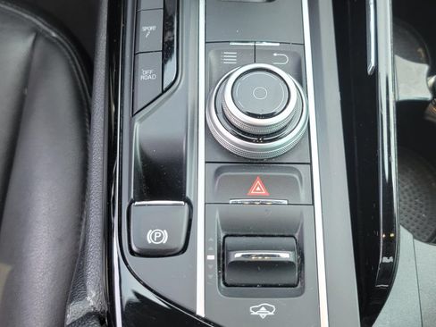 Used 2018 Maserati Levante AWD/4WD image 24