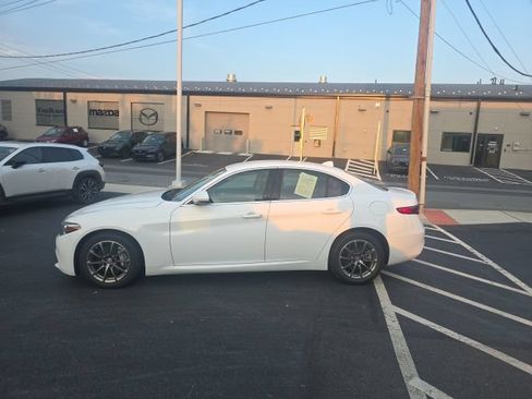 Used 2018 Alfa Romeo Giulia AWD image 2