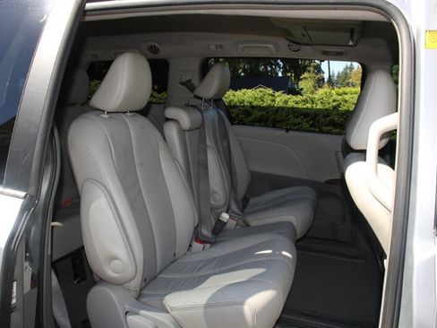 Used 2011 Toyota Sienna XLE w/ Entertainment Pkg FWD image 6