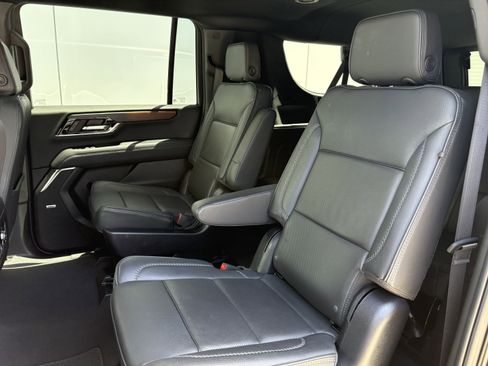Used 2025 GMC Yukon XL Denali AWD/4WD image 13