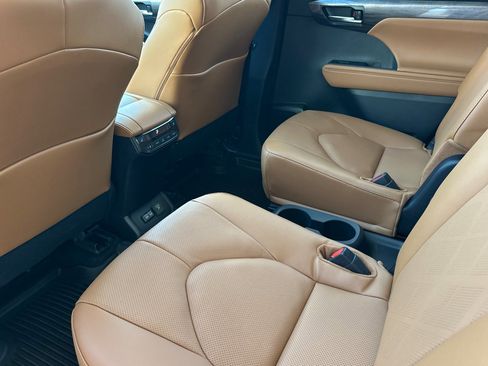 Certified 2026 Toyota Highlander Platinum AWD/4WD image 12