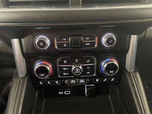 Used 2021 GMC Yukon SLT w/ SLT Premium Package AWD/4WD image 19