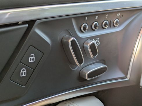 Used 2022 Jaguar F-TYPE R image 19