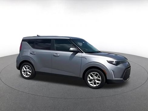Used 2025 Kia Soul LX w/ LX Technology Package FWD image 2