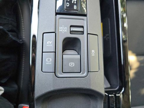 Used 2025 Toyota Prius XLE FWD image 33