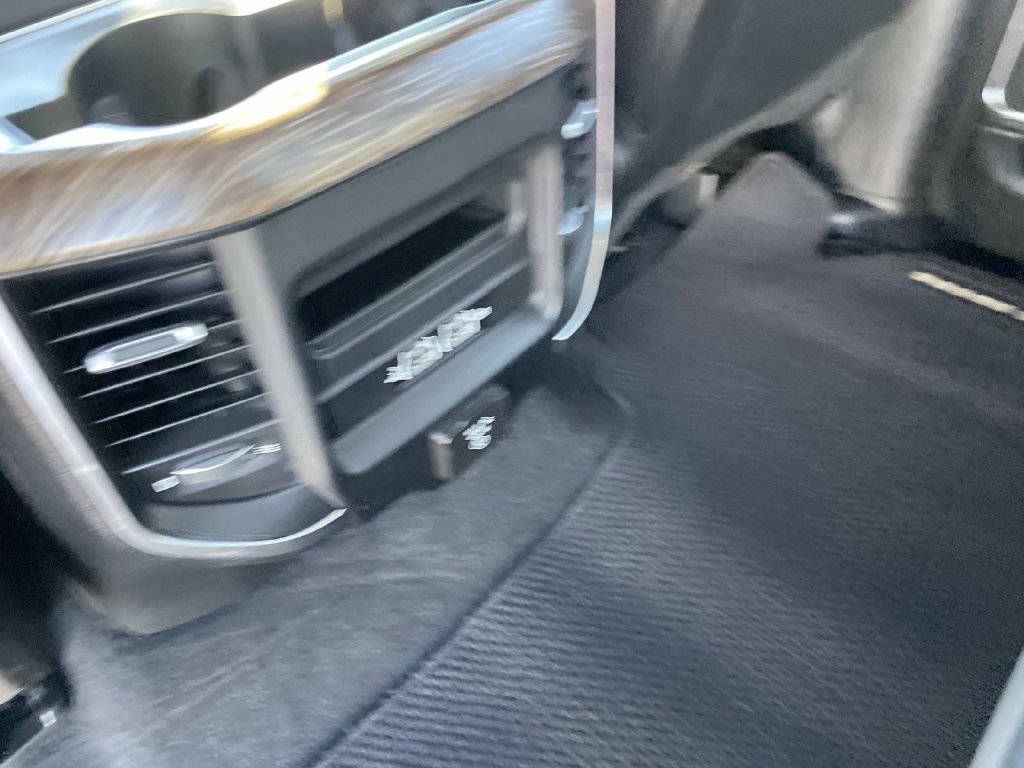 Used 2019 RAM 1500 Laramie AWD/4WD image 10