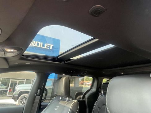 Used 2025 Chrysler Pacifica Limited FWD image 15