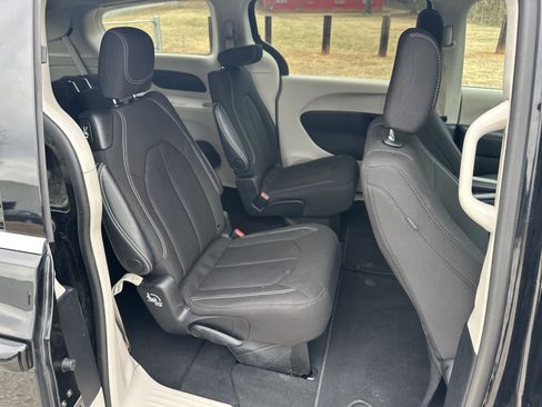 Used 2024 Chrysler Voyager LX image 15