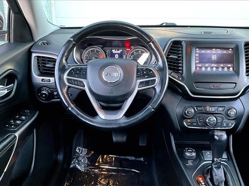 Used 2019 Jeep Cherokee Latitude Plus w/ Comfort/Convenience Group image 4