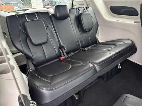 Used 2023 Chrysler Pacifica Touring-L FWD image 13