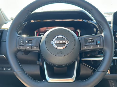 New 2025 Nissan Pathfinder Platinum image 17