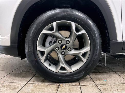 Used 2025 Chevrolet Trax LT w/ LT Convenience Package image 7