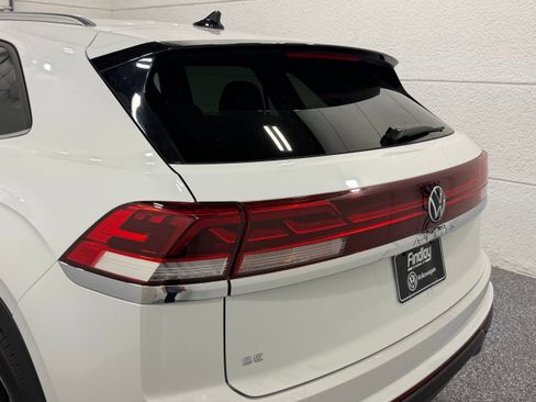 Used 2024 Volkswagen Atlas Cross Sport SE FWD image 16