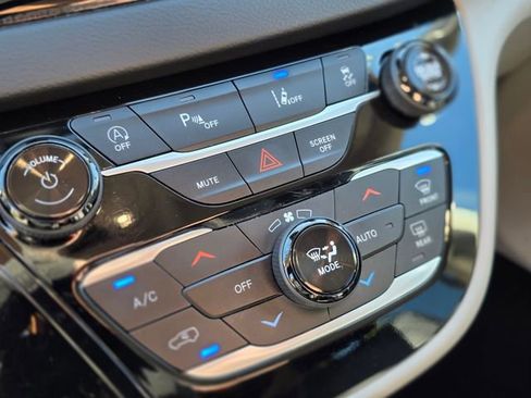 Used 2023 Chrysler Pacifica Touring-L image 32