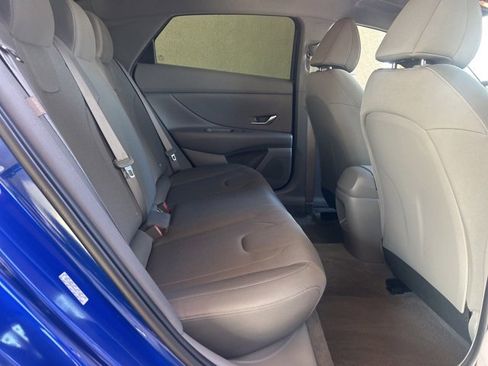 Certified 2025 Hyundai Elantra SE image 24