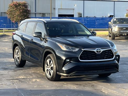 Used 2023 Toyota Highlander XLE FWD image 5