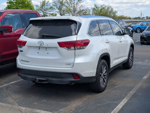 Used 2019 Toyota Highlander XLE image 3