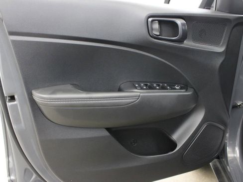 Used 2025 Hyundai Venue Limited FWD image 17