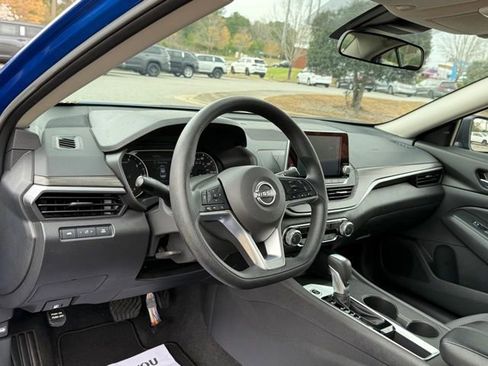 Used 2025 Nissan Altima 2.5 SV image 17