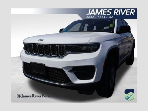 Used 2024 Jeep Grand Cherokee Laredo image 1