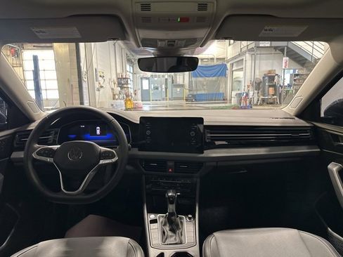 Used 2025 Volkswagen Jetta SE w/ Sunroof Package image 15