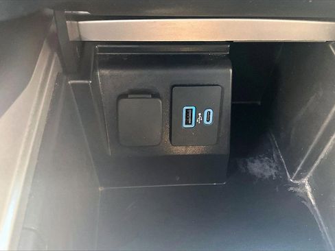 Used 2022 Ford Explorer XLT w/ Equipment Group 202A image 16