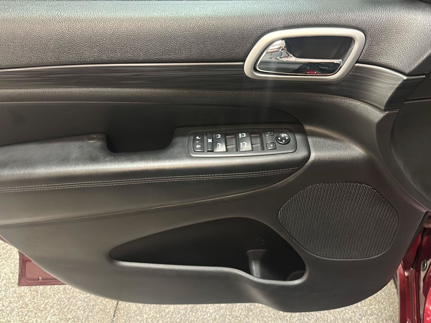 Used 2020 Jeep Grand Cherokee Altitude AWD/4WD image 17